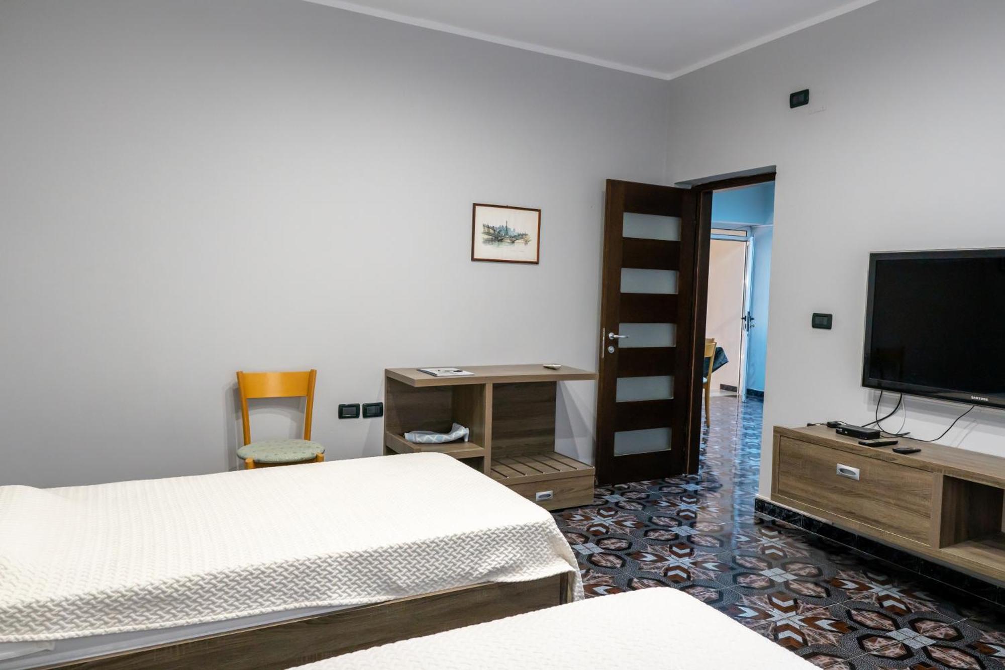 Royal Aparthotel Vlorë Esterno foto